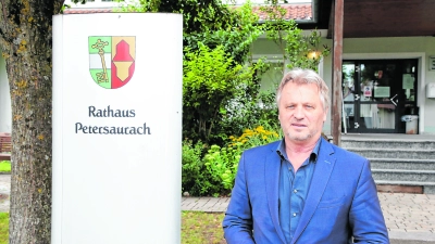 Bürgermeister Herbert Albrecht freut sich über viele Projekte in Petersaurach. (Foto: Alexander Biernoth)