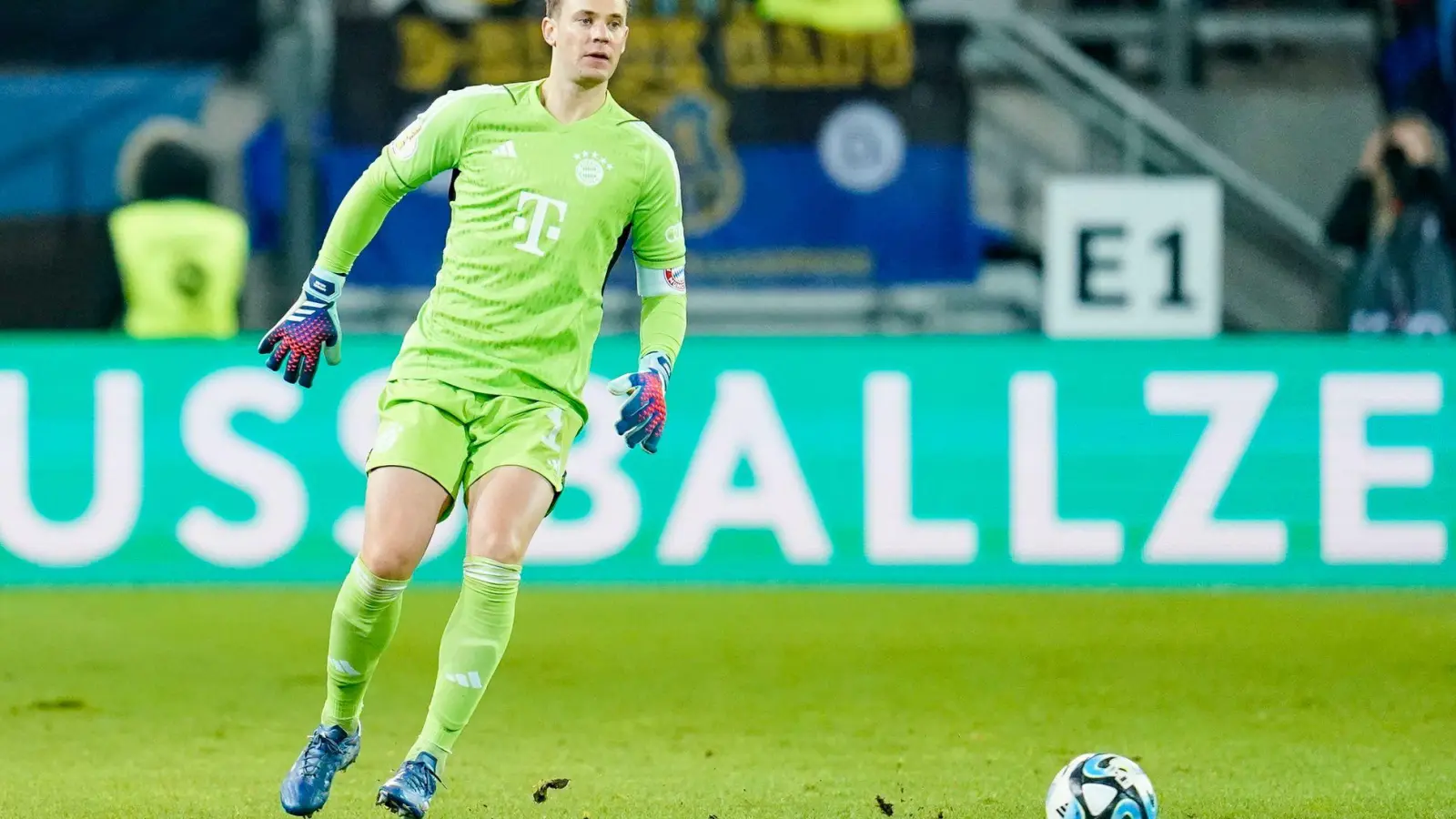 Vor einem Jahr strauchelten die Bayern, hier Manuel Neuer am Ball, auf dem vom Regen aufgeweichten Rasen in Saarbrücken.  (Foto: Uwe Anspach/dpa)