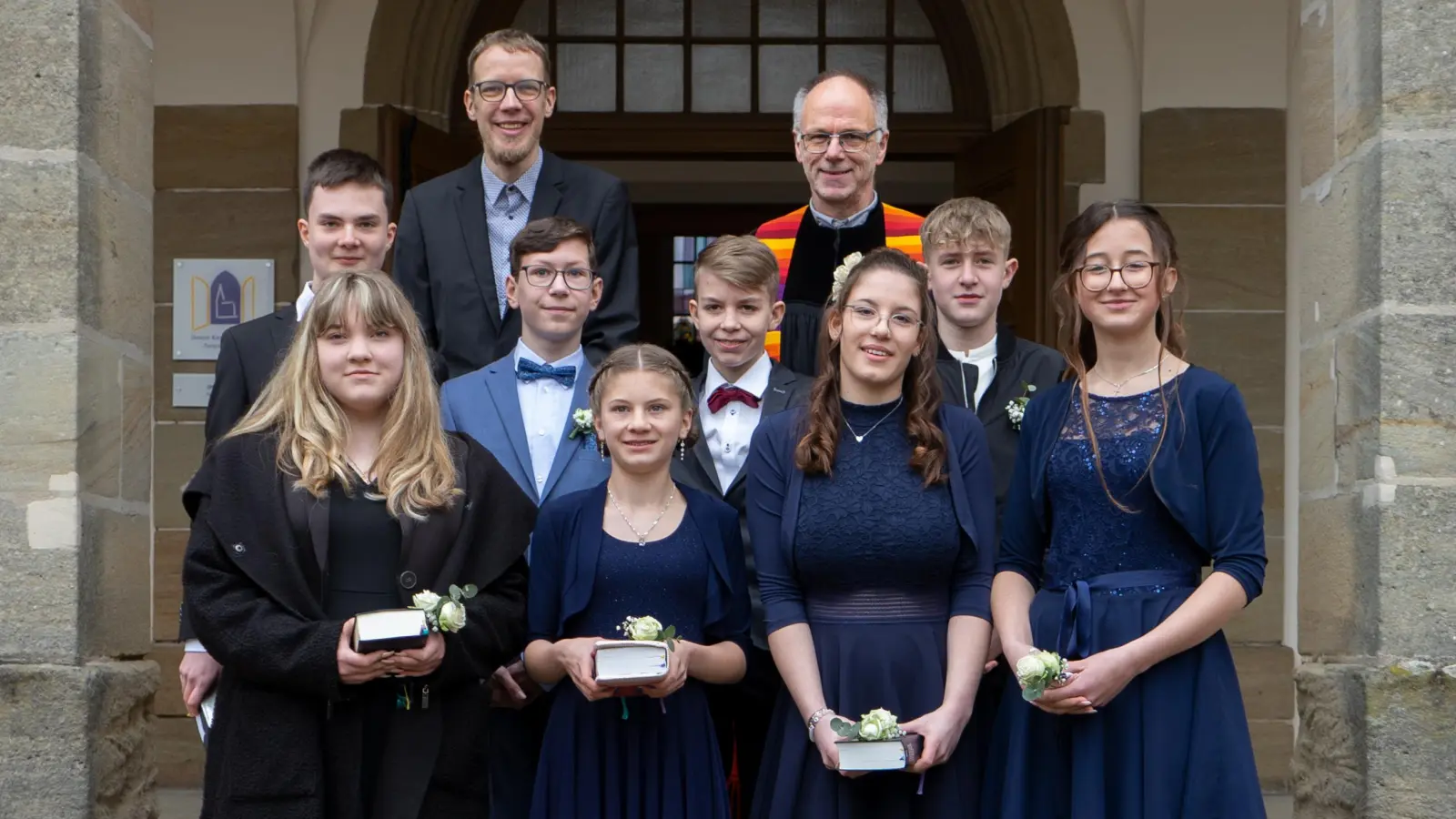 Vier Konfirmandinnen und vier Konfirmanden feierten in der Kirchengemeinde Bechhofen mit dem Prediger der Landeskirchlichen Gemeinschaft Daniel Haack und Pfarrer Thorsten Wolff. (Foto: Elena Hüttinger)