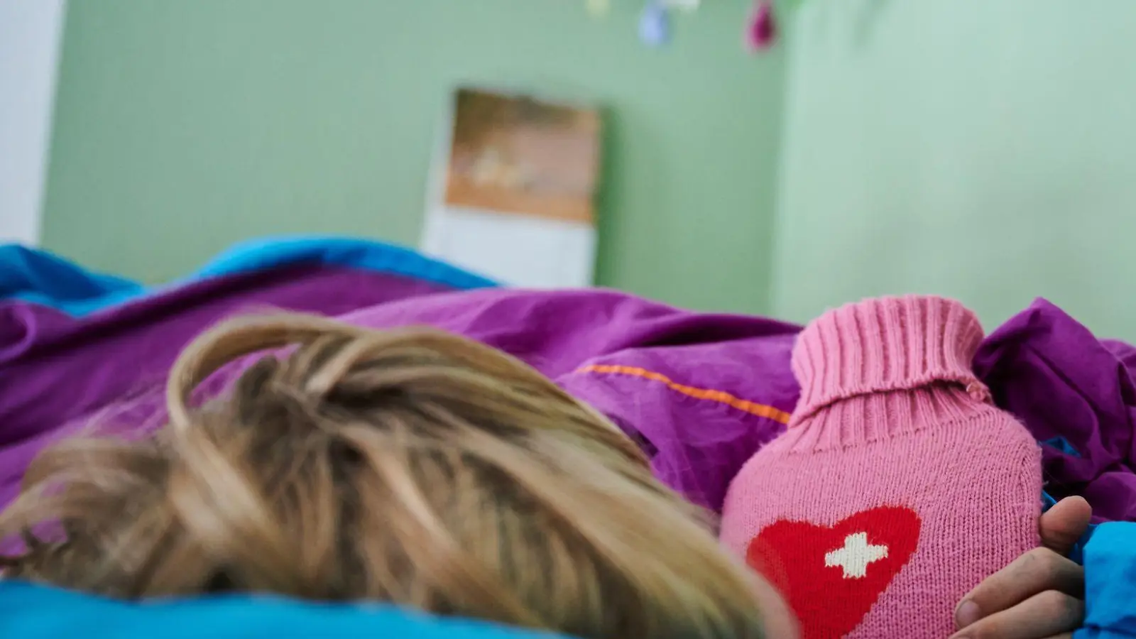 An den Schulen müssen zum Teil Unterrichtsstunden ausfallen (Symbolbild). (Foto: Annette Riedl/dpa)