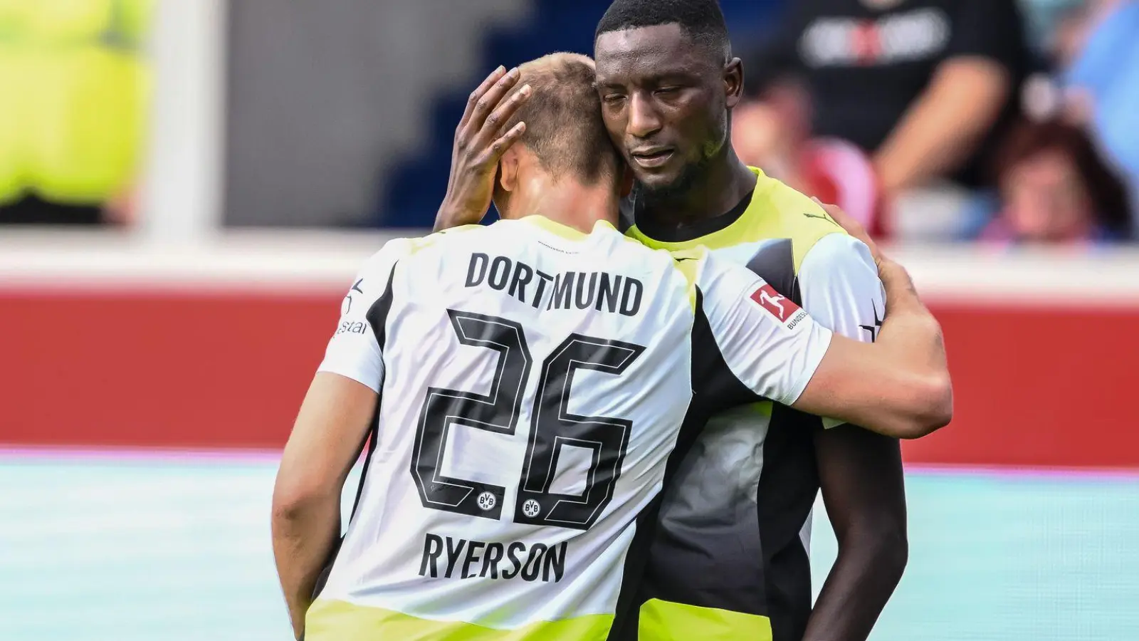 Traf auch Heidenheim: Dortmunds Torjäger Serhou Guirassy (r.). (Foto: Harry Langer/dpa)