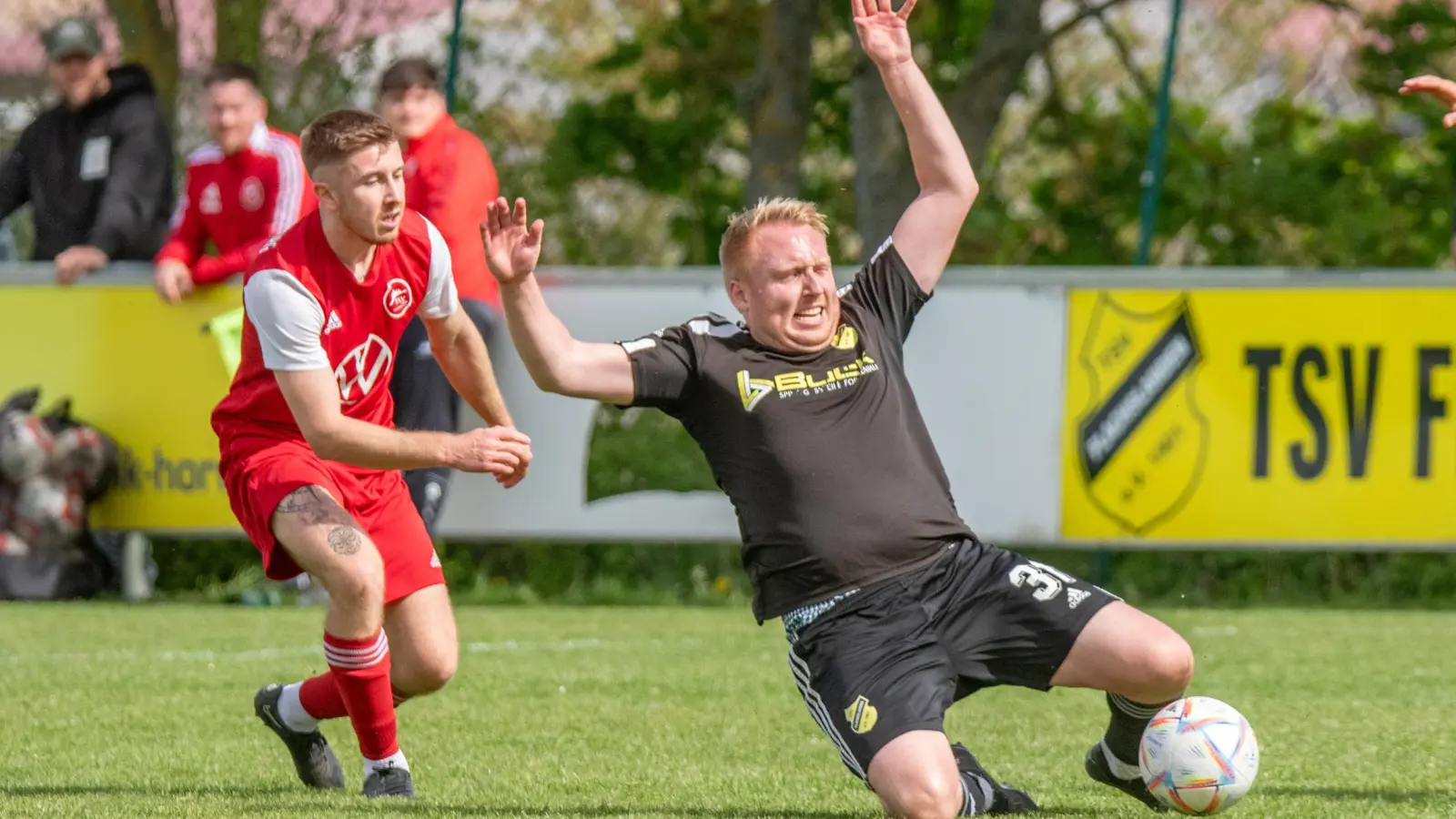 Einen Ausrutscher leistete sich die SG Flachslanden/Rügland (rechts Peter Herbst) gegen Rothenburg nicht. Im Gegenteil: Es gab einen 3:0-Erfolg zu feiern. (Foto: Markus Zahn)