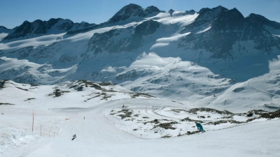 In der Alpin Arena Schnals Senales gibt es Abfahrten mit Gletscherblick - und eine neue Kabinenbahn, die Wintersportler hin bringt. (Foto: Florian Sanktjohanser/dpa-tmn)