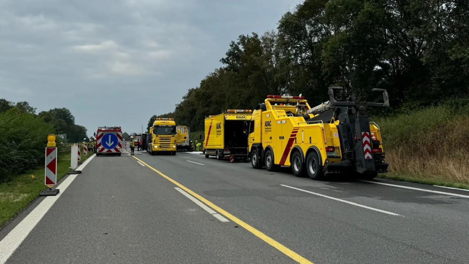 Zur Bergung des ausgebrannten Lastwagens rückte schweres Gerät an. (Foto: Evi Lemberger)