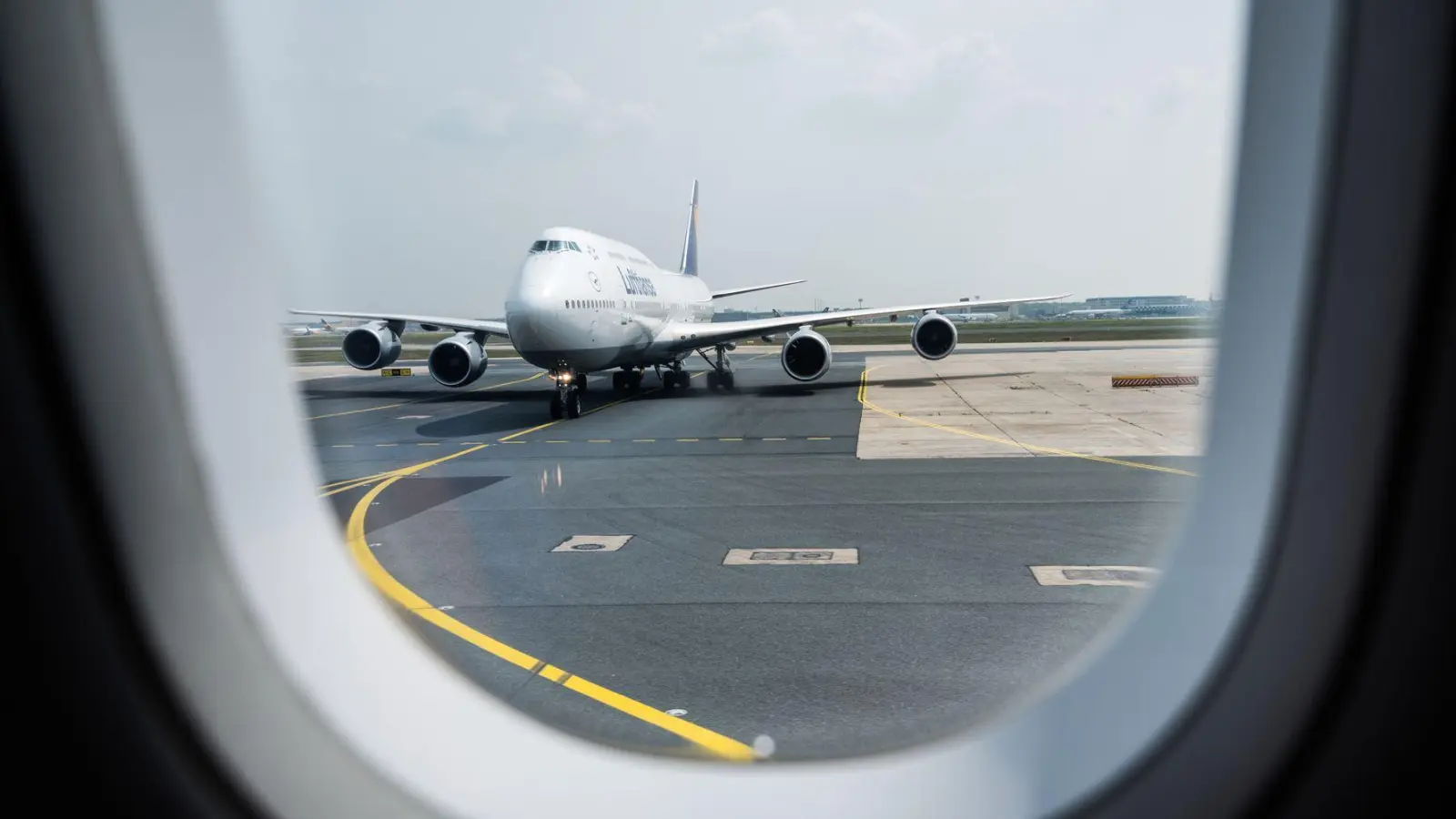 Mulmiges Gefühl bei Start oder Landung: Bis zu 25 Prozent der Menschen empfinden Unwohlsein oder Angst vor dem Fliegen.  (Foto: Andreas Arnold/dpa/dpa-tmn)
