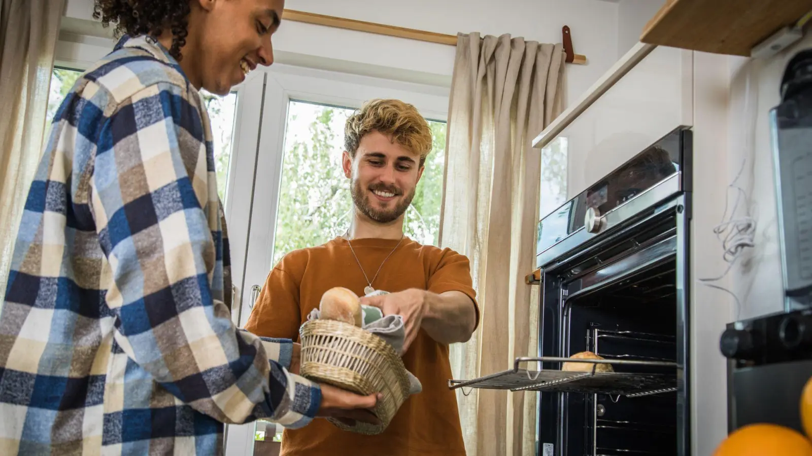 Energieeffizientes Kochen: Mit einfachen Tipps lassen sich in der Küche Strom und Kosten sparen. (Foto: Christin Klose/dpa-tmn)