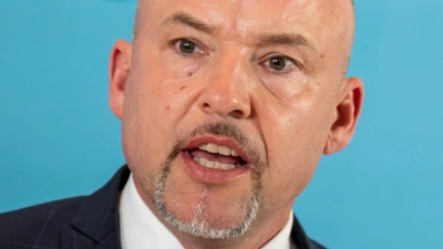 CSU-Landesgruppenchef Alexander Hoffmann erhebt schwere Vorwürfe gegen die Menschenrechtsorganisation Pro Asyl. (Archivbild) (Foto: Michael Kappeler/dpa)