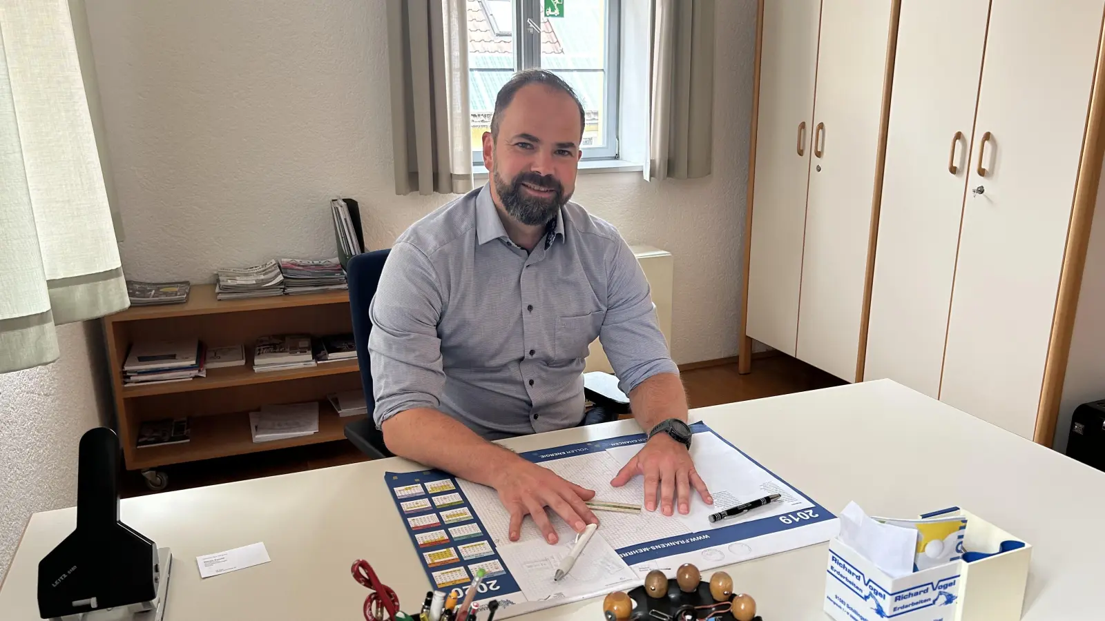 Martin Grosch an seinem neuen Arbeitsplatz im Marktbergeler Rathaus. (Foto: Levent Özdil)