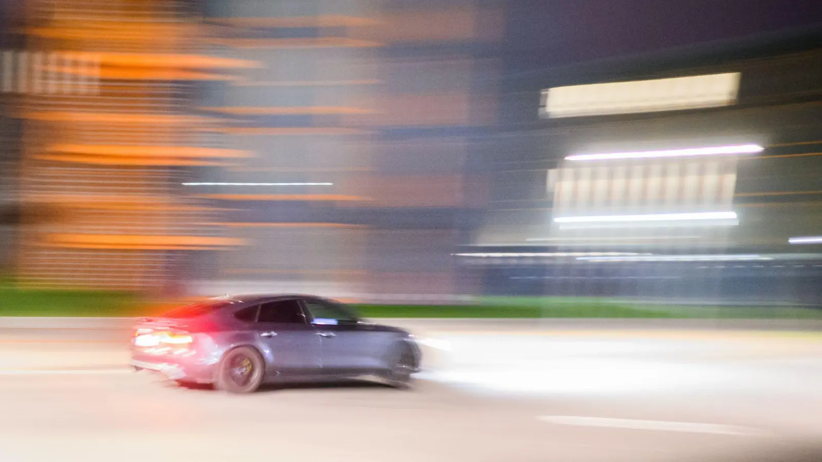 Etliche Teilnehmer des Tuning-Treffens sollen die eintreffende Polizei angegriffen haben. (Symbolbild) (Foto: Julian Stratenschulte/dpa)