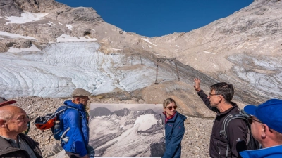 Der Geograph Hagg - hier an der Zugspitze vor dem schmelzenden Gletscher - sieht einen Ausstieg aus dem Klimaziel 2040 kritisch. (Archivbild) (Foto: Michael Kappeler/dpa)