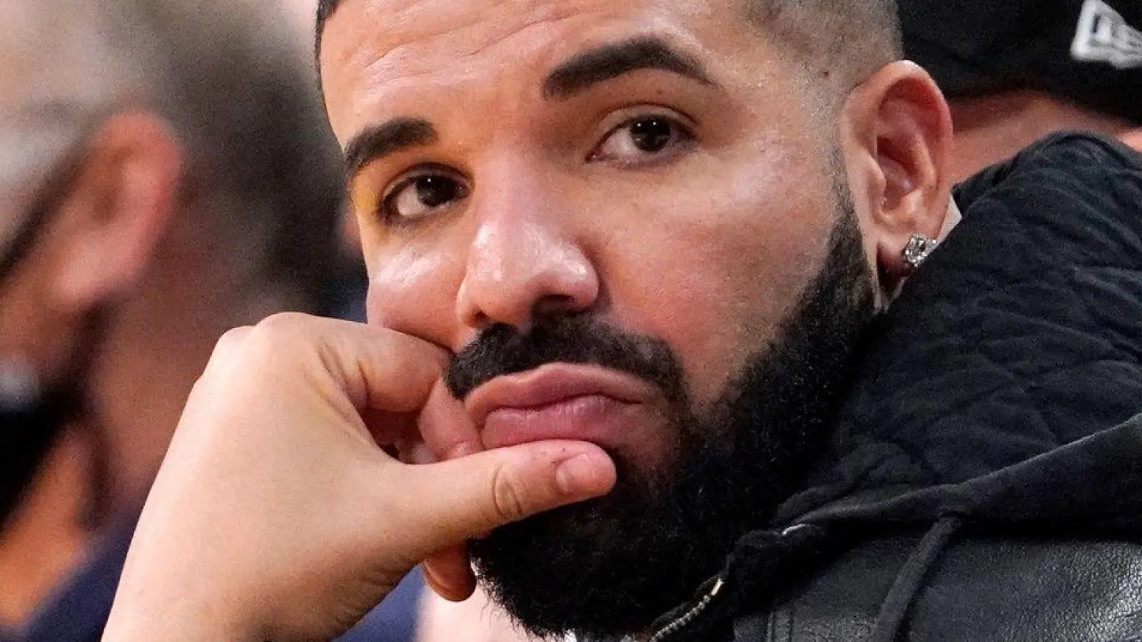 Auf den Alben verarbeitet der Musiker Drake unter anderem seinen öffentlich ausgetragenen Streit mit Rap-Star Kendrick Lamar. (Archivbild) (Foto: Mark J. Terrill/AP/dpa)