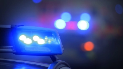 Nach einem Unfall flüchtete der Fahrer zu Fuß und beschäftigte die Einsatzkräfte über Stunden. (Symbolbild) (Foto: Karl-Josef Hildenbrand/dpa)