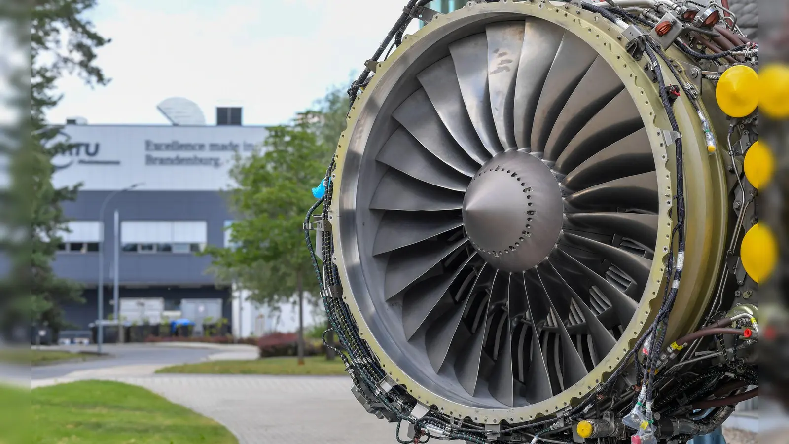 Der Triebwerkshersteller MTU beliefert hauptsächlich Airbus und Boeing. (Archivbild) (Foto: Patrick Pleul/dpa-Zentralbild/dpa)
