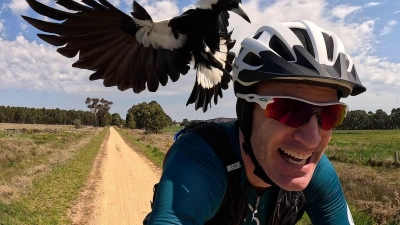 Radfahrer Shane Miller testet einen „PieProof“-Helm gegen Magpie-Angriffe. (Foto: Shane Miller/GPLama/dpa)