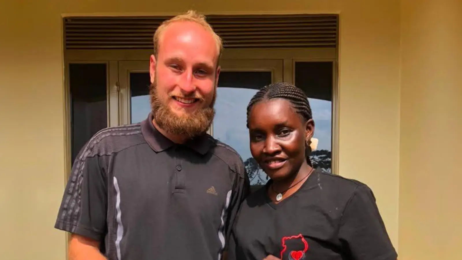 Wurde mit einem Zertifikat als erster Volontär verabschiedet: Benedikt Mathes, hier mit Claire Namagaya aus dem Schulleitungsteam.  (Foto: Joel Kigundu)