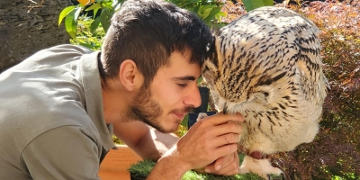 Danilo Batz und der sibirische Uhu Sirius sind eng miteinander verbunden. (Foto: Ulli Ganter)