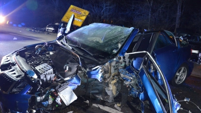 Schwer verletzt wurde der Fahrer dieses Wagens bei einem Unfall auf der B470 bei Burgbernheim. (Foto: Christa Frühwald)