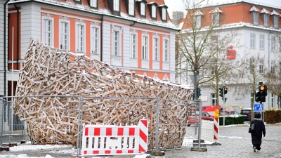 Die Schrauben halten im nassen Holz nicht mehr gut. Die Skulptur „Alles im Fluss“ von Martin Steinert wird deshalb früher als geplant abgebaut. (Foto: Jim Albright)