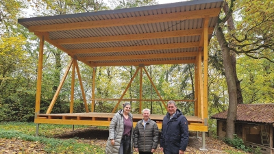Bürgermeister Matthias Seitz, MGV-Vorsitzender Andreas Müller und Janine Mändlein, Umsetzungsmanagerin der Allianz Kernfranken (von rechts), sind zufrieden mit der neuen Bühne. (Foto: Andrea Walke)
