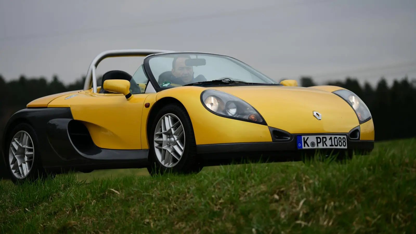 30 Jahre Sportlichkeit: Radikales Design und eine geringe Stückzahl machen aus dem Renault Spider ein begehrtes Sammlerobjekt.  (Foto: Fabian Hoberg/Thomas Geiger/dpa-tmn)