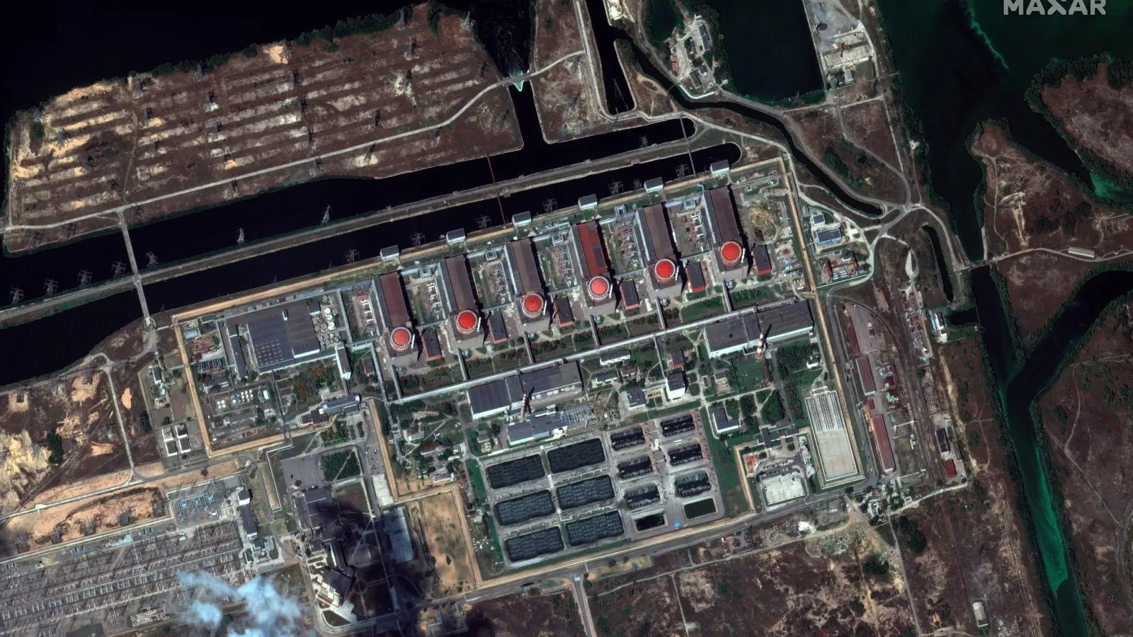 Das Kernkraftwerk Saporischschja aus der Luft. (Foto: Maxar Technologies/AP/dpa)