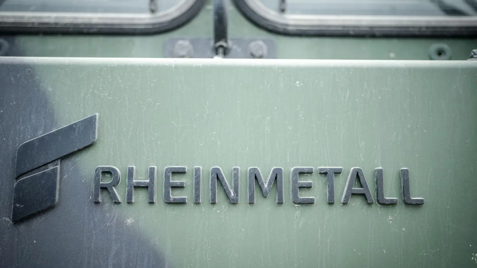 Das Logo des Rüstungskonzerns Rheinmetall ist an einem Fahrzeug der Bundeswehr bei der Nato-Übung Quadriga 2024 zu sehen. (Foto: Kay Nietfeld/dpa)