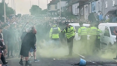 In Southport war die Lage nach einer friedlichen Mahnwache für die Oper eskaliert. (Archivbild) (Foto: Richard Mccarthy/PA Wire/dpa)