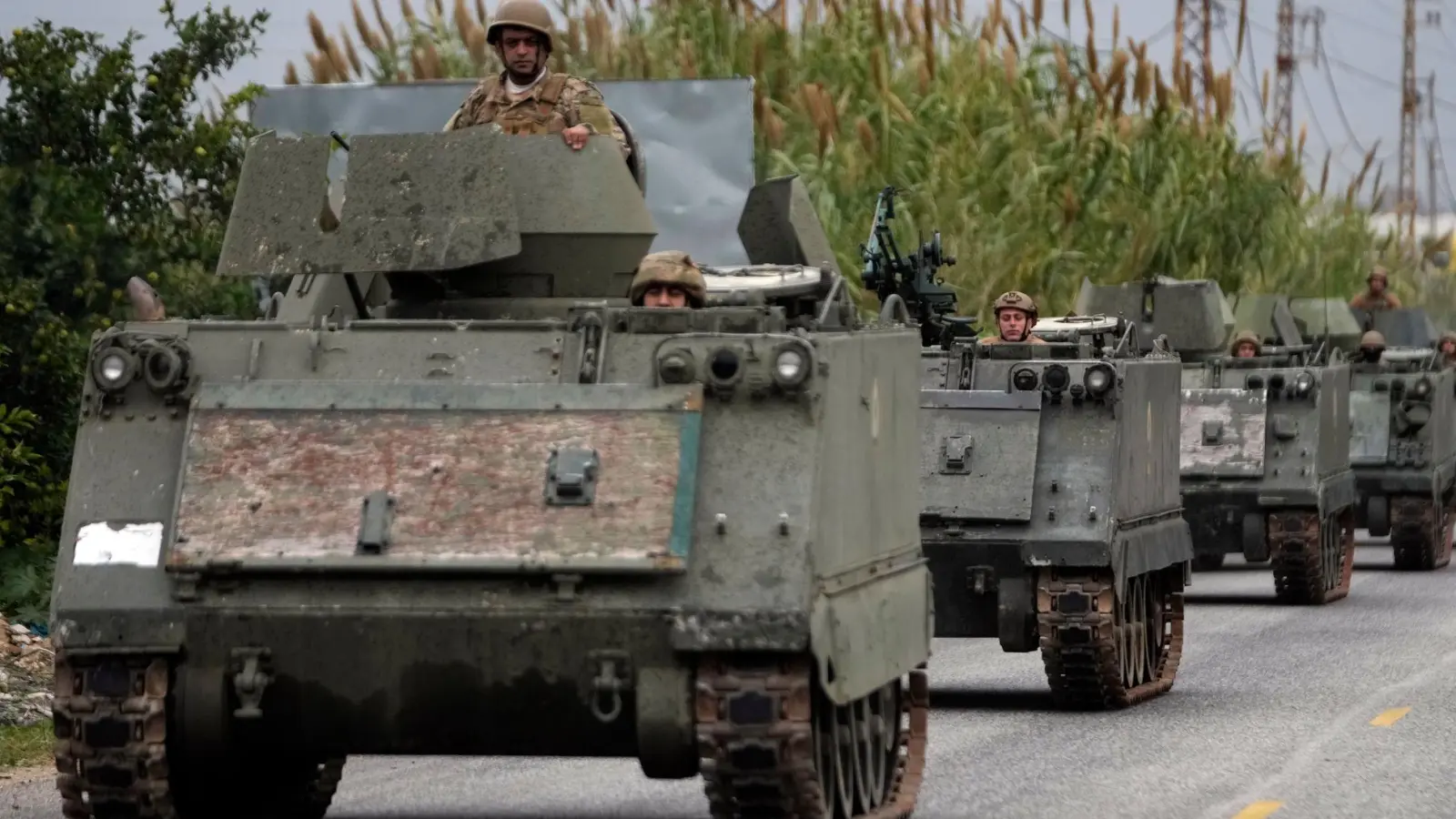 Libanesische Soldaten fahren in einem Konvoi im Südlibanon. (Archivbild) (Foto: Hussein Malla/AP/dpa)