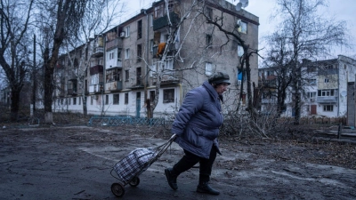 Die Stadt Kupjansk ist nach mehr als drei Jahren Krieg stark zerstört, doch immer noch gibt es auch Zivilisten in der Stadt. (Archivbild) (Foto: Evgeniy Maloletka/AP/dpa)