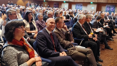 Interessiert lauschen die Gäste beim Neujahrsempfang der Stadt Bad Windsheim im Kur- und Kongress-Center den Worten von Bürgermeister Jürgen Heckel. (Foto: Katrin Merklein)