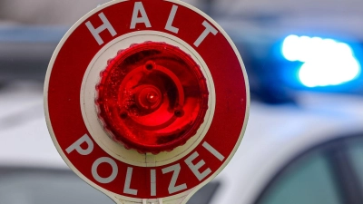 Direkt hinter der Grenze kontrolliert die Polizei den Mann. (Symbolbild) (Foto: Jan Woitas/dpa)