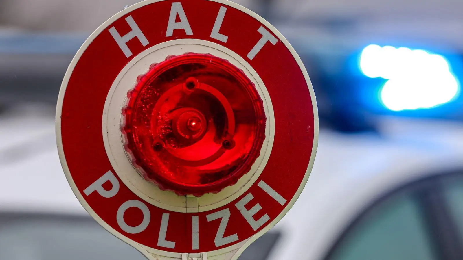 Direkt hinter der Grenze kontrolliert die Polizei den Mann. (Symbolbild) (Foto: Jan Woitas/dpa)