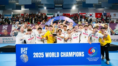 Die deutsche U17-Handballnationalmannschaft feiert ihren Weltmeistertitel. (Foto: Sasa Pahic Szabo / Kolektiff/kolektiff images/dpa)