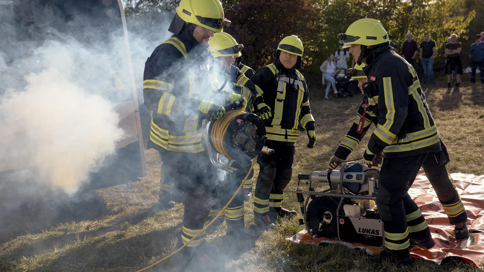 Feuerwehrleute befreien bei der Eröffnungsübung der Feuerwehraktionswoche in Oberdachstetten einen eingeklemmten Autofahrer aus dem Unfallfahrzeug.<br>Rund 85 Einsatzkräfte waren an der Übung mit insgesamt 23 Verletzten beteiligt. (Foto: Tizian Gerbing)