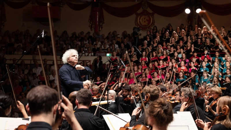 „Singen mit Sir Simon”: Bei dem mitreißenden Konzert unter der Leitung von Weltstar Simon Rattle im ausverkauften Krone-Bau in München standen auch zwölf Laienchöre auf der Bühne.  (Foto: BR/Astrid Ackermann)