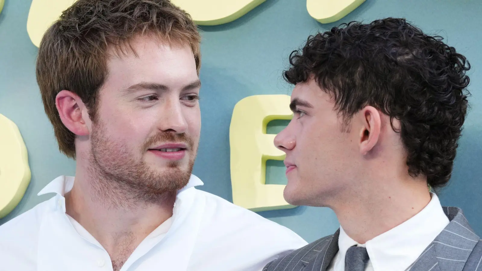 Kit Connor (links) und Joe Locke am 14. Juli bei der Premiere des Films „Heartstopper Forever“ in London. (Archivbild) (Foto: Scott A Garfitt/Invision/AP/dpa)