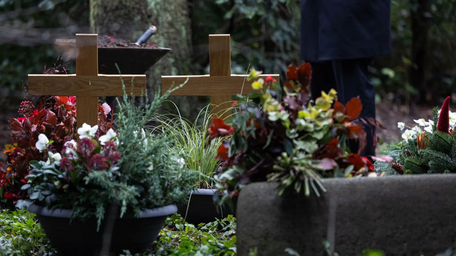 Die Trauerfeier am Grab eines Verstorbenen ist im Gange – und währenddessen räumen Einbrecher das Wohnhaus von Angehörigen aus: eine besonders fiese Masche. (Symbolbild: Hannes P. Albert/dpa)