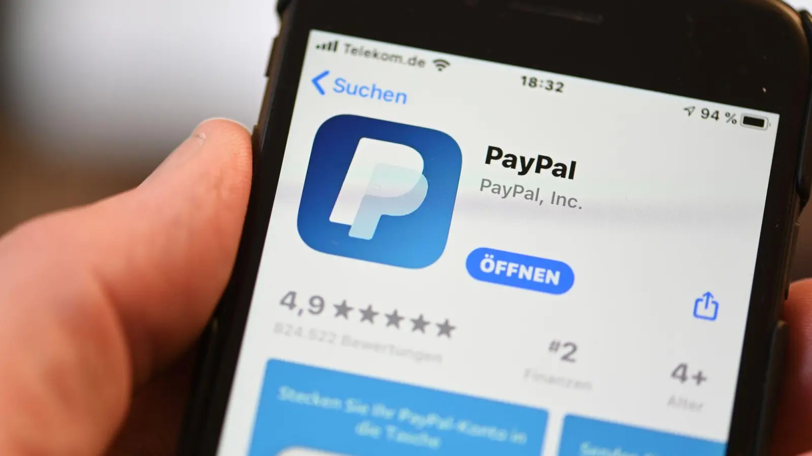 Um Paypals virtuelle Geldbörse nutzen zu können, müssen die Nutzer die neuste Version der Paypal-App auf ihrem Telefon installiert haben. (Foto: Felix Kästle/dpa)