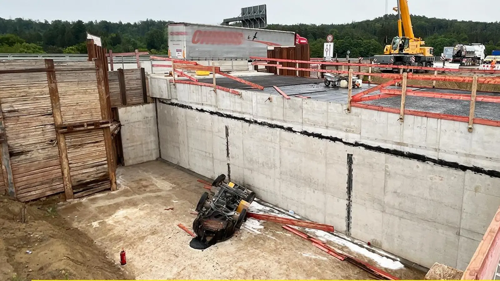 Schwer verletzt wurde der Fahrer dieses Dumpers, der auf einer Autobahnbaustelle abstürzte. (Foto: Polizei)