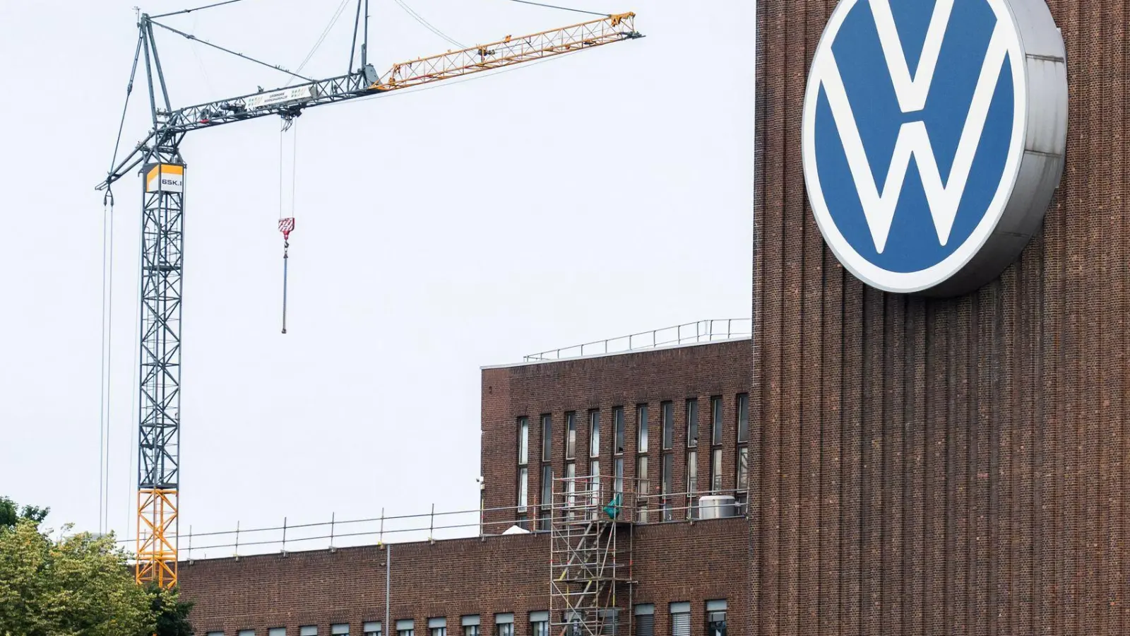 Nach einer Einigung im VW-Aufsichtsrat soll es im Konzern grundlegende Veränderungen. (Archivbild) (Foto: Julian Stratenschulte/dpa)