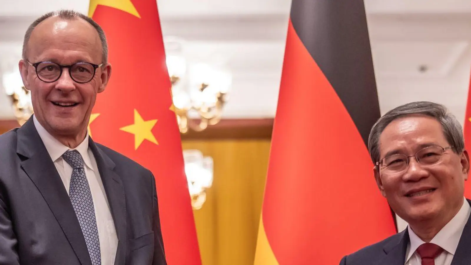 Chinas Ministerpräsident Li Qiang begrüßte den Kanzler in Peking. (Foto: Michael Kappeler/dpa)