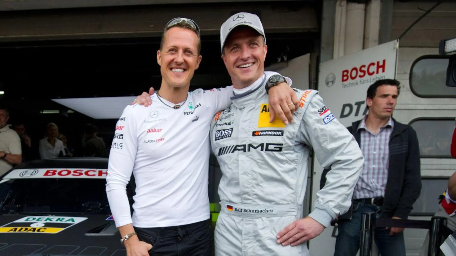 Ralf Schumacher (r) ist sauer, dass sein Bruder Michael nicht Ehrenbürger in seiner Heimatstadt Kerpen werden soll. (Archivbild) (Foto: picture alliance / dpa)