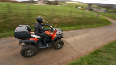 Wohin die Räder tragen: Für manche sind Quads vollwertige Alltagsfahrzeuge, für manche nur Spaßmobile. (Foto: Thomas Frey/dpa/dpa-tmn)
