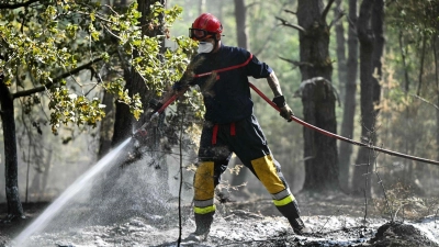 Verheerende Ausmaße hat inzwischen dieser Brand in Frankreich. (Foto: Lou Benoist/AFP/dpa)