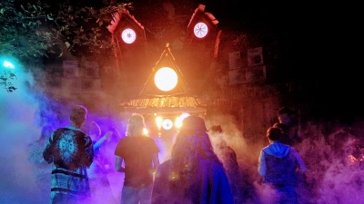 Nebeltanz hieß es unten im Wäldchen. (Foto: Johannes Zimmermann)