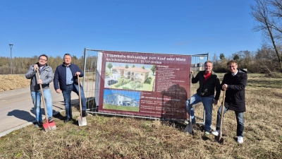 Planer Martin Leidel, Bauträger Michael Schmidt, Generalunternehmer Heino Pfeiffer und Bürgermeister Marco Meier (v.li.) machten den ersten Spatenstich für die neuen Mehrfamilienhäuser.  (Foto: Christina Özbek)