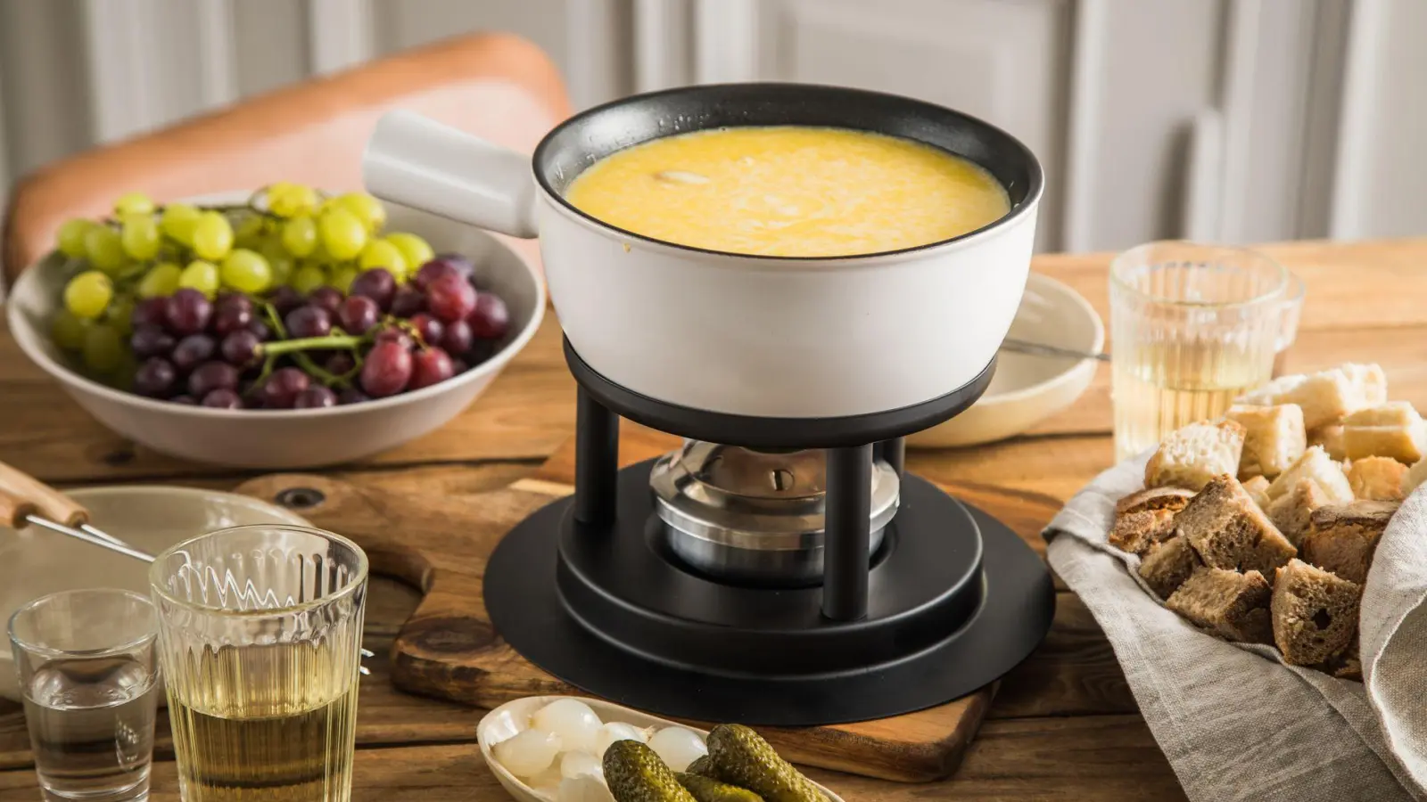 Verschiedene Käsesorten sorgen für ein aromatisches Fondue-Erlebnis: Appenzeller, Emmentaler und Gruyère sind beliebte Klassiker. (Foto: Christin Klose/dpa-tmn)