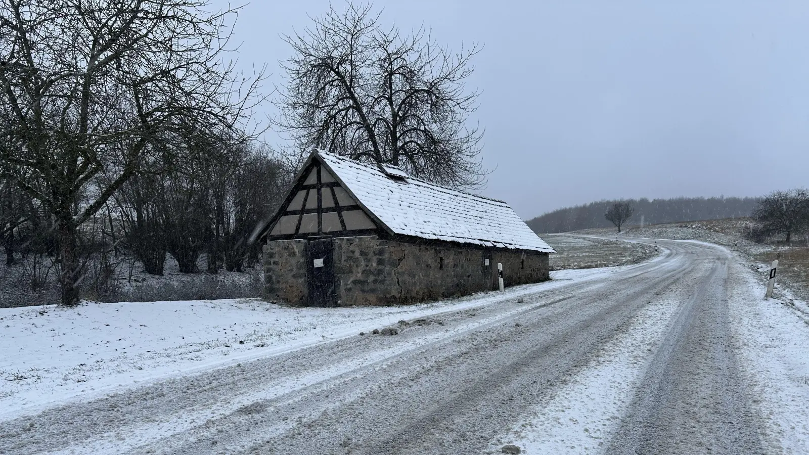 Matsch und Schnee auf den Straßen: Im Westmittelfranken kam es zu mehreren Unfällen. (Foto: Gudrun Bayer)