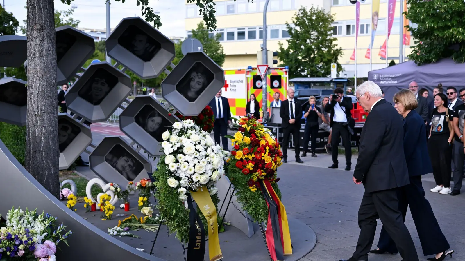 Auch Bundespräsident Steinmeier und seine Frau kamen zum Mahnmal.  (Foto: Sven Hoppe/dpa)