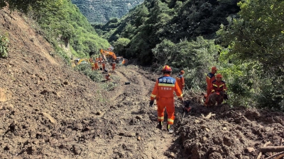 Helfer suchten in Ganzu nach einem Erdrutsch nach Vermissten.  (Foto: ---/XinHua/dpa)